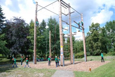 Tschernobylkinder erkunden Therapie- und Hochseilgarten