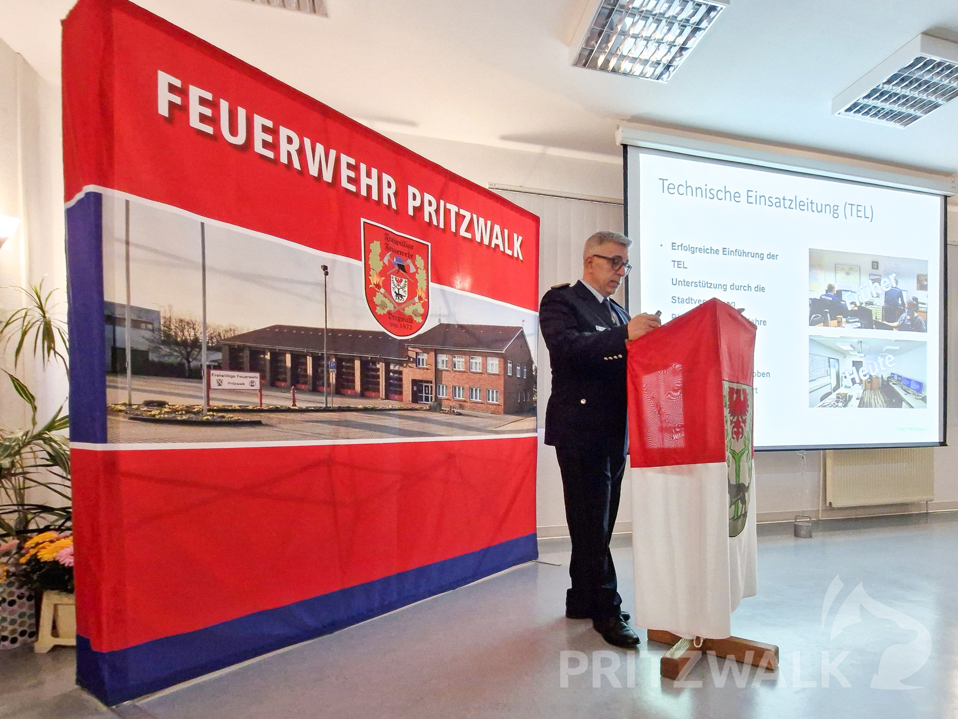 Ortswehrführer Adrian Zechser blickte auf ein ereignisreiches Jahr 2024 zurück. Foto: Stadt Pritzwalk