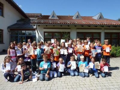 Foto zur Meldung: Die Grundschule ehrte ihre Sieger – Sportler – Mathepirat – Antolin und gute Leser 