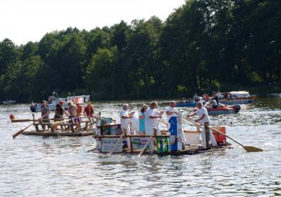  9. Floßfest im Lehniner Strandbad verlief sehr harmonisch - Spannende Zweikämpfe auf dem Klostersee (Bild vergrößern)
