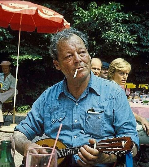 Willy Brandt 1976 mit Mandoline beim Wanderurlaub Henning von Borstell/FES