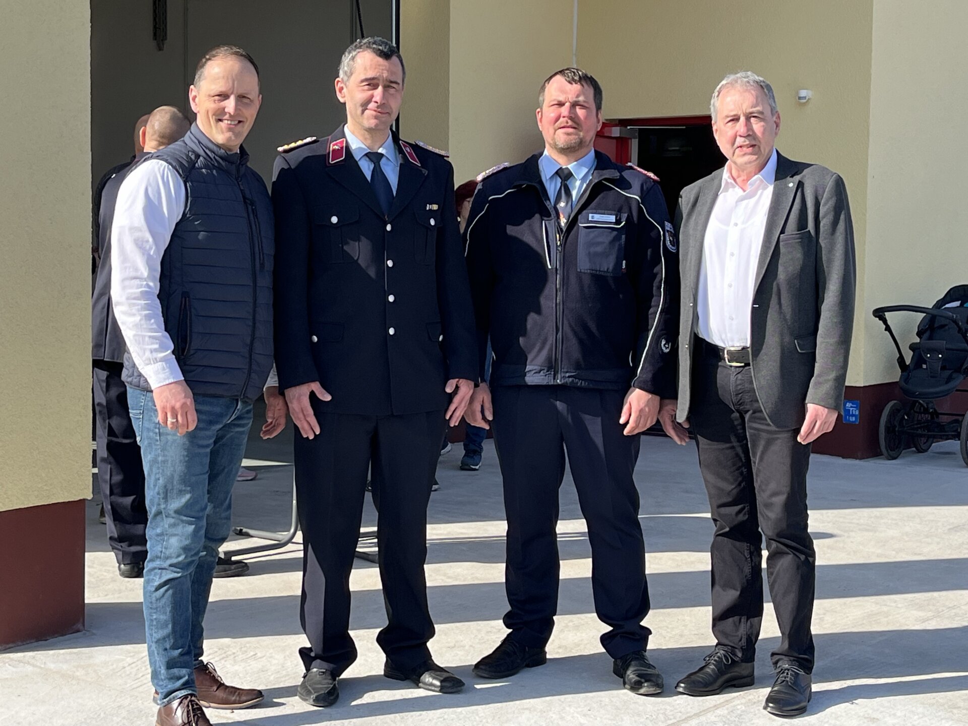 Bild 3/Bild 4 (von links) Verbandsgemeindebürgermeister Stefan Crackau, Ortswehrleiter Tobias Knoost, Gemeindewehrleiter Dustin Grönke, Bürgermeister Gemeinde Angern Egbert Fitsch