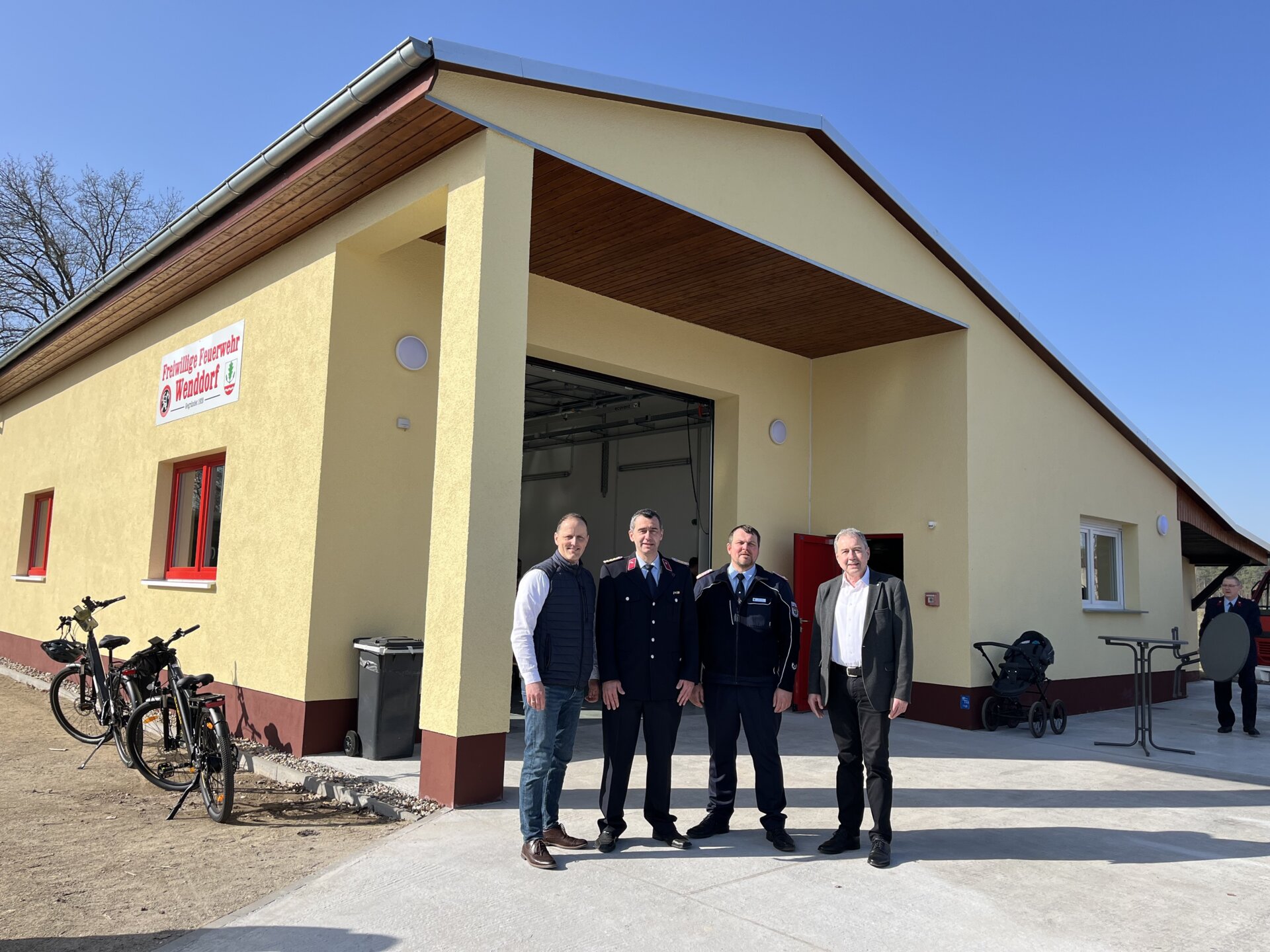 Bild 3/Bild 4 (von links) Verbandsgemeindebürgermeister Stefan Crackau, Ortswehrleiter Tobias Knoost, Gemeindewehrleiter Dustin Grönke, Bürgermeister Gemeinde Angern Egbert Fitsch