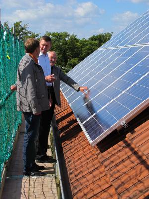 Erste Fotovoltaikanlage auf OSL-Kreisgebäude im Einspeisebetrieb (Bild vergrößern)