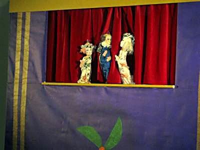 Puppentheateraufführung „Lilienweiß und Rosenrot“ (Bild vergr&ouml;&szlig;ern)