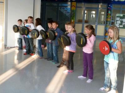 Foto zur Meldung: Die Schüler der Grundschule übten sich in Selbstverteidigung