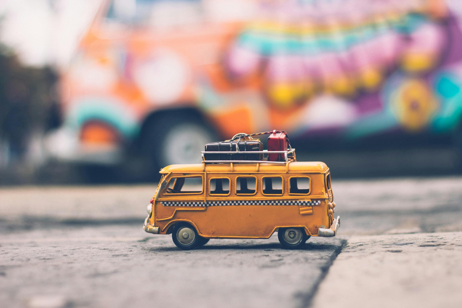 gelber Reisebus mit Koffern