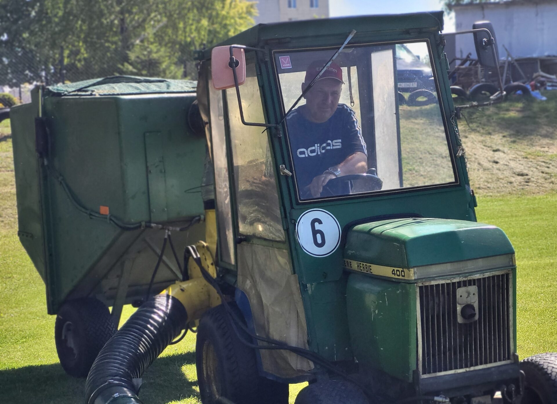 Traktorfahrer zur Rasenpflege