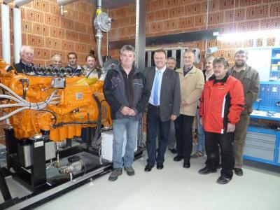 Foto zu Meldung: Gemeinderat besichtigte Biogasanlage der Familie Michael Högerl