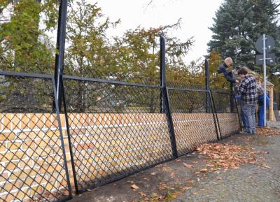 Schipkauer Friedhofszaun nun wieder komplett