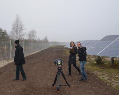 Amerikanische Dokumentarfilmer auf Stippvisite im Solarpark Meuro