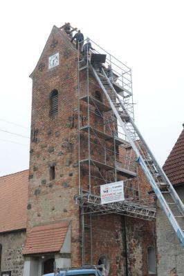 Neuer Nistplatz auf Libbesdorfer Kirche (Bild vergrößern)