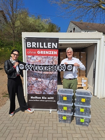 2025-04-27_BRILLEN-ohne-GRENZEN_Brillen-Uebergabe_an_Tuege-Faust_APWOYO___SVE-Schal_V-350