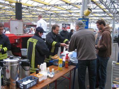 Förderverein der Freiwilligen Feuerwehr Falkensee e.V. begleitete verkaufsoffenen Sonntag mit Glühweinverkauf