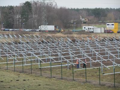 Mini-Solarpark im Gewerbegebiet Meuro nimmt Gestalt an