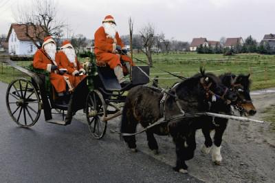 Das Hirschfelder Weihnachtsmanntrio ist wieder unterwegs (Bild vergrößern)