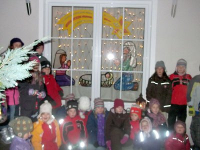 Foto zur Meldung: Kinder mit Laternen zum letzten Adventfenster im Dorf