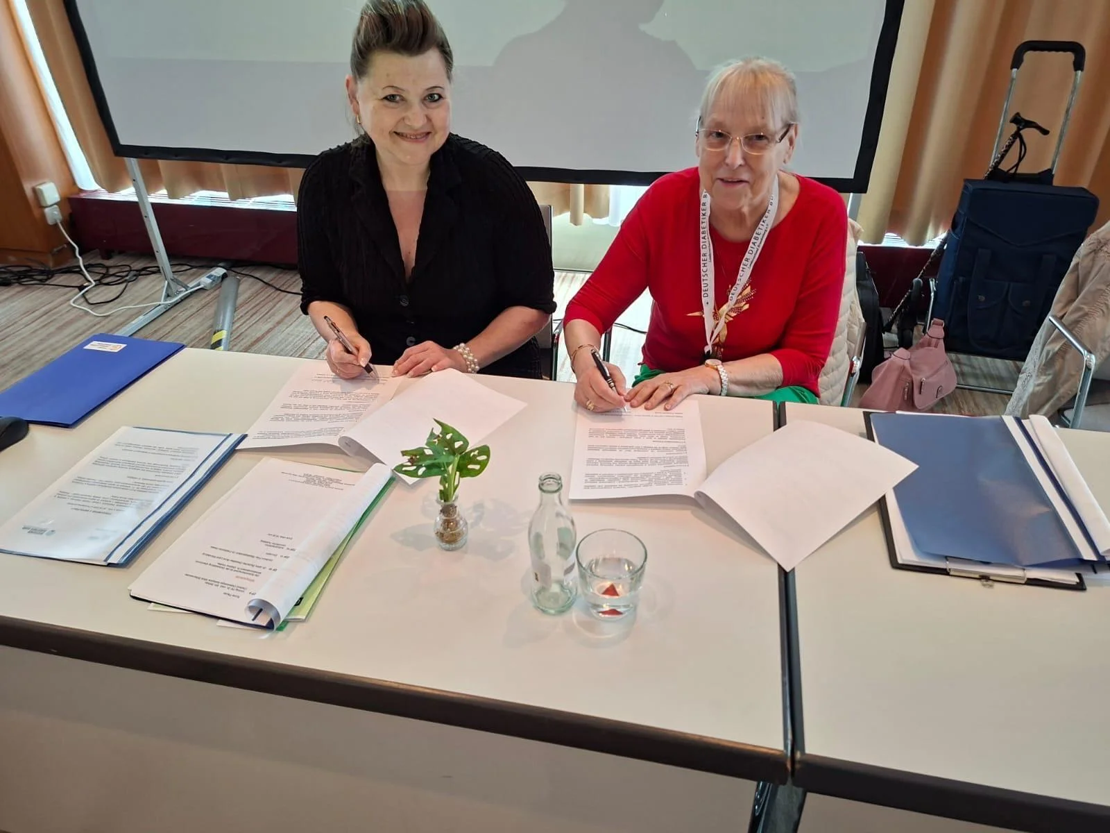 Vertreterin des polnischen Bezirksverbandes Zielena Gora, Frau Izabela Franaszek-Szpak und Vorstandsvorsitzende Christel Thiel