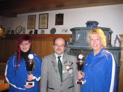 Foto zur Meldung: Ehrenmitglied Emma Höferer sponsert zwei Pokale