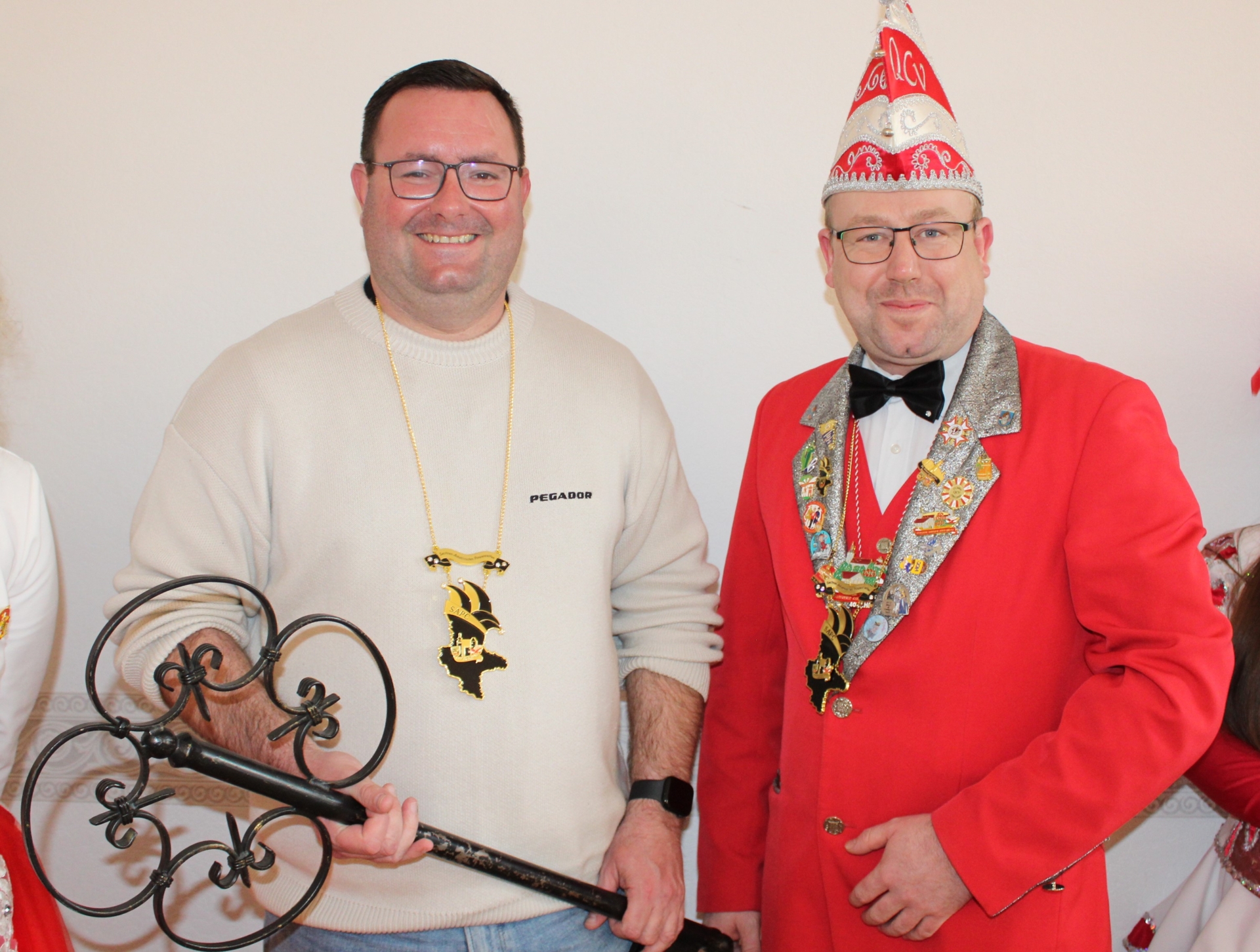 Michael Gräbe, Vorsitzender des QCV, überreichte Bürgermeister Andreas Nette den Orden des SAPC