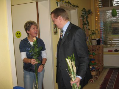 Meldung: 08. März 2012 - Rosen für die Mitarbeiterinnen der Gemeinde Hoppegarten  