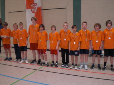 Foto zur Meldung: Silbermedaille für die Zweifelderballmannschaft unserer Schule