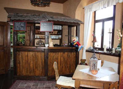 Historisches Café im Palas der Burg Egeln kurz vor der Fertigstellung (Bild vergr&ouml;&szlig;ern)