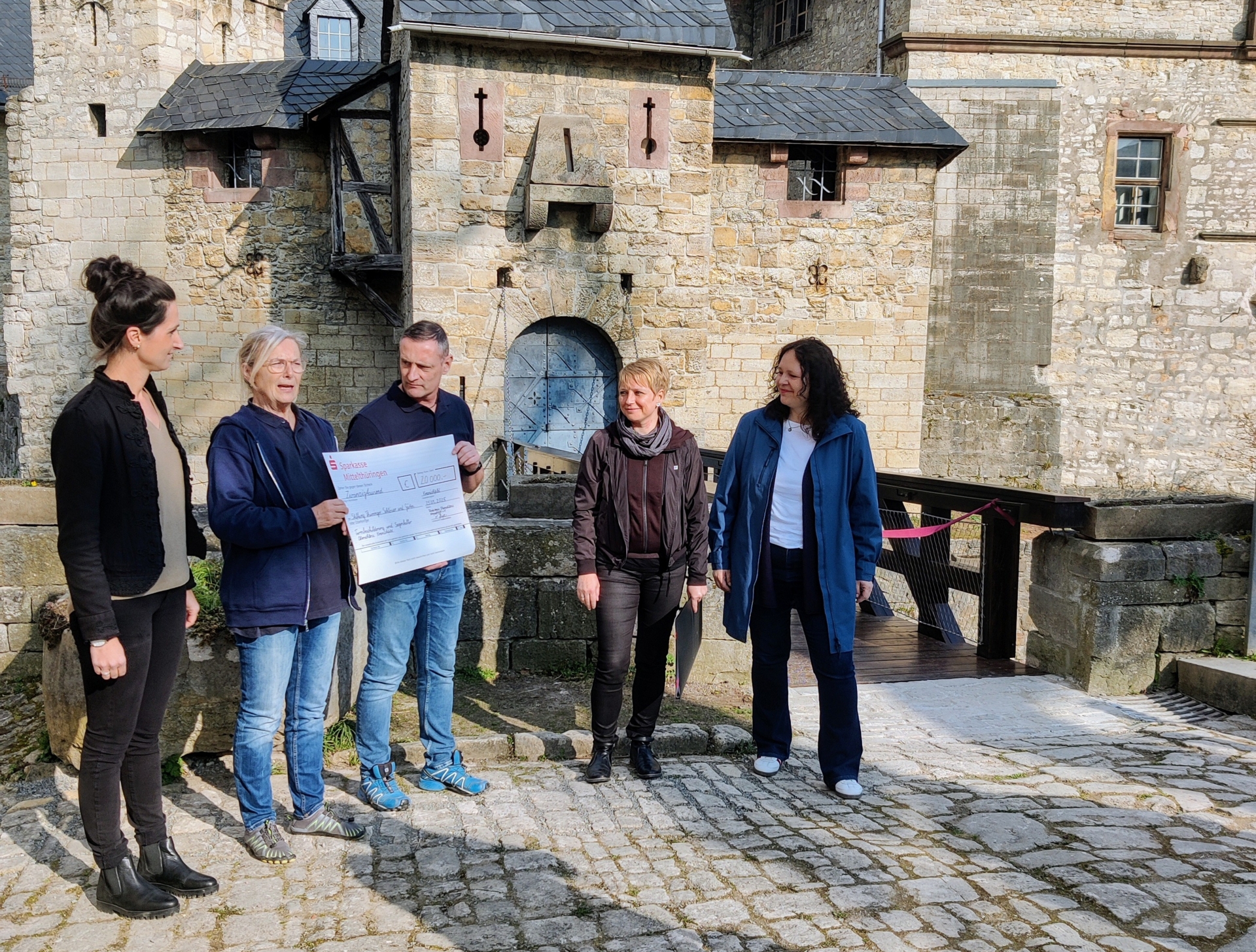 Überreichung des Spendenschecks durch den Förderkreis Oberschloss Kranichfeld e.V.