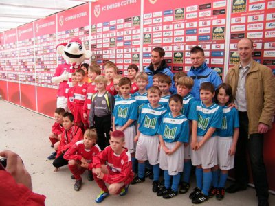F – Junioren als Einlaufkinder beim Bundesligaspiel  Energie Cottbus – FSV Frankfurt (Bild vergrößern)