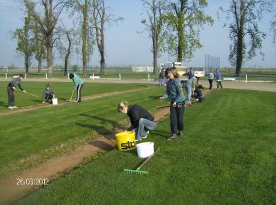 Unsere 5. Klasse startete das Projekt „Sportplatz“ (Bild vergr&ouml;&szlig;ern)
