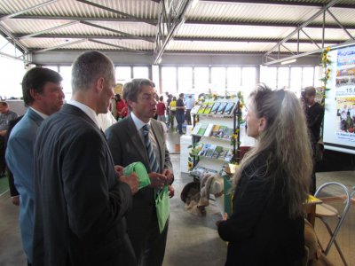 Auch Arbeits- und Sozialminister Günter Baaske besucht beim Messerundgang den Stand unserer Gemeinde (Bild vergrößern)