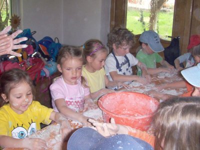 Foto zur Meldung: 31 Kinder beim Brot backen bei Anneliese Breu