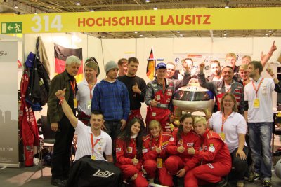 Team der Hochschule Lausitz gewinnt Pokal bei Europas größtem Energieeffizienz-Wettbewerb in Rotterdam
