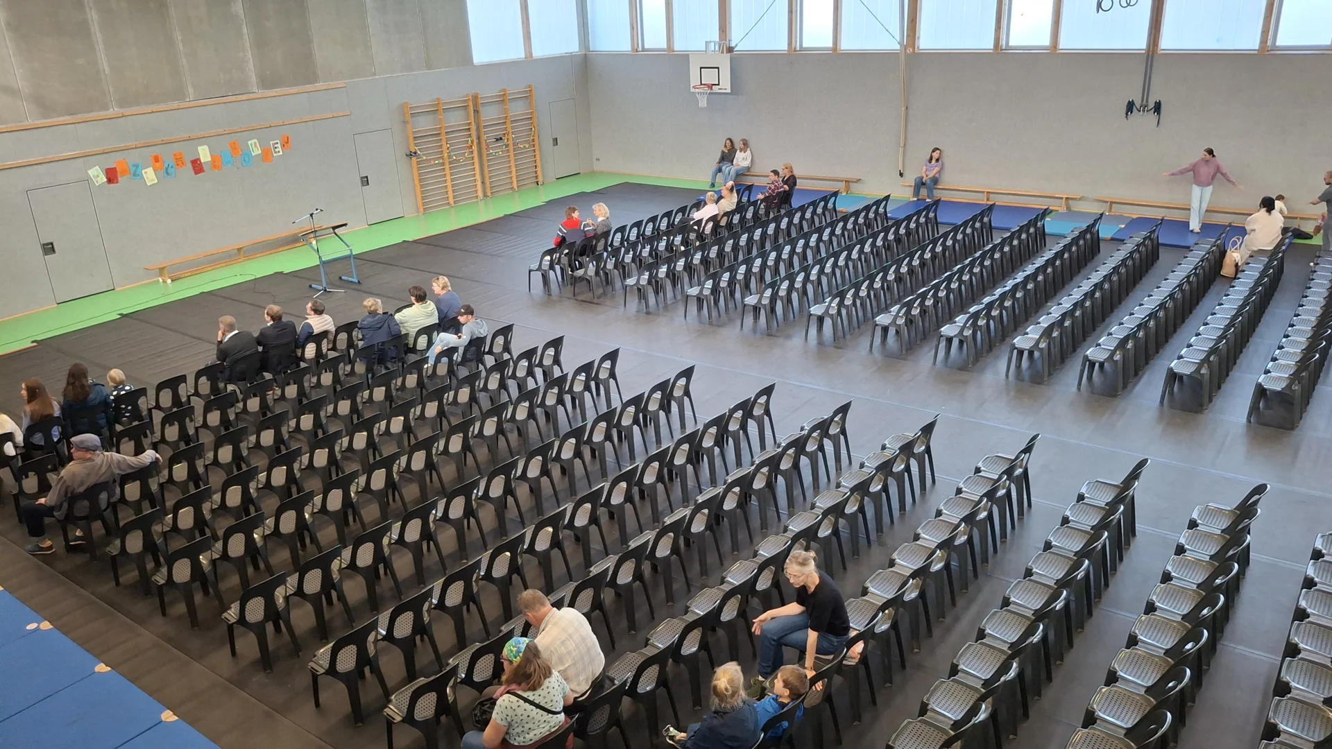 In der Sporthalle ist alles angerichtet: Die Eröffnungsfeierlichkeiten können beginnen (Foto: AmtFA Andreas Hansen)