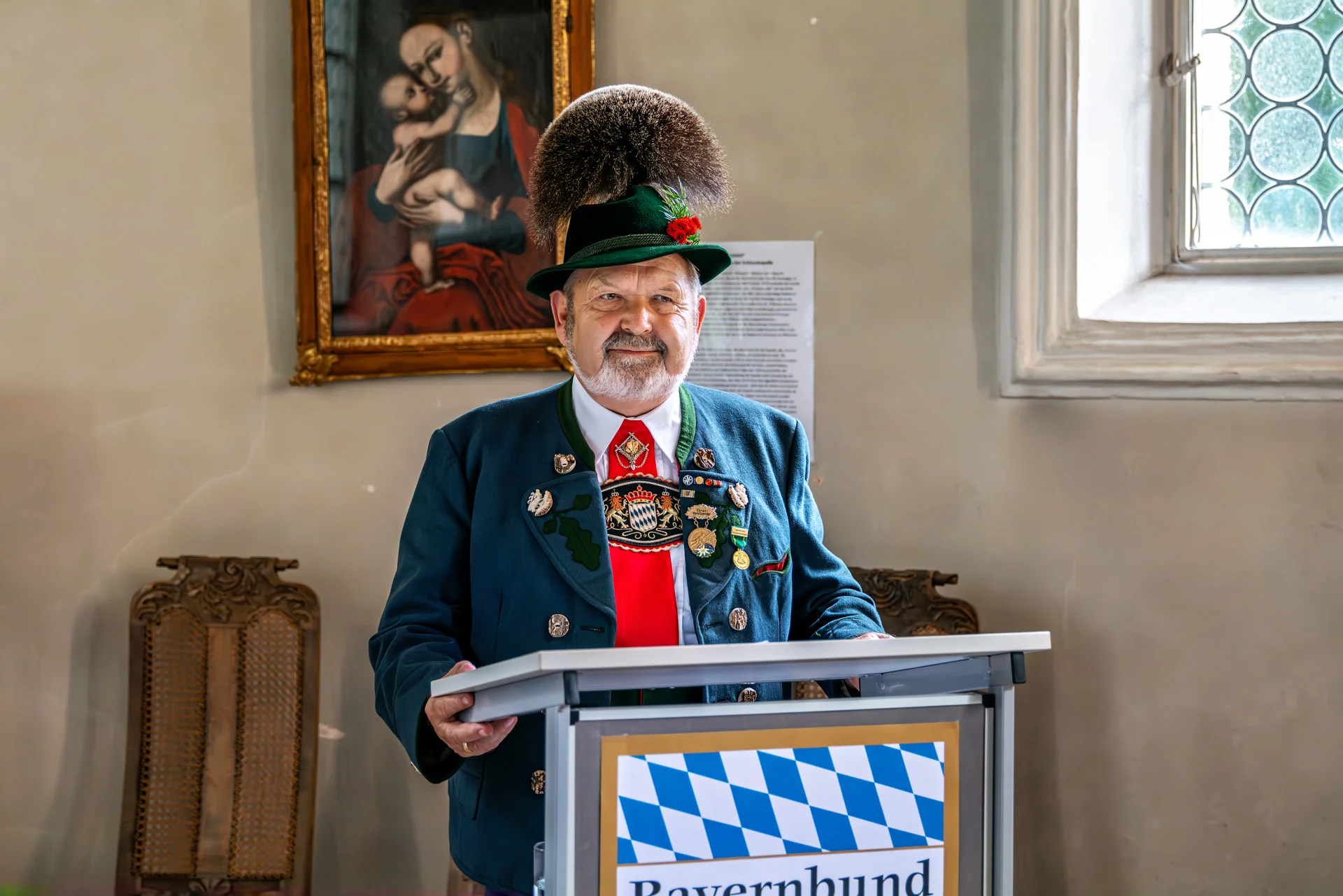 Anton Hötzelsperger erhält den „Bayernbund – Haimatpreis 2024“: Laudator ist Ehrenvorsitzender des Bayerischen Trachtenverbands Max Bertl.