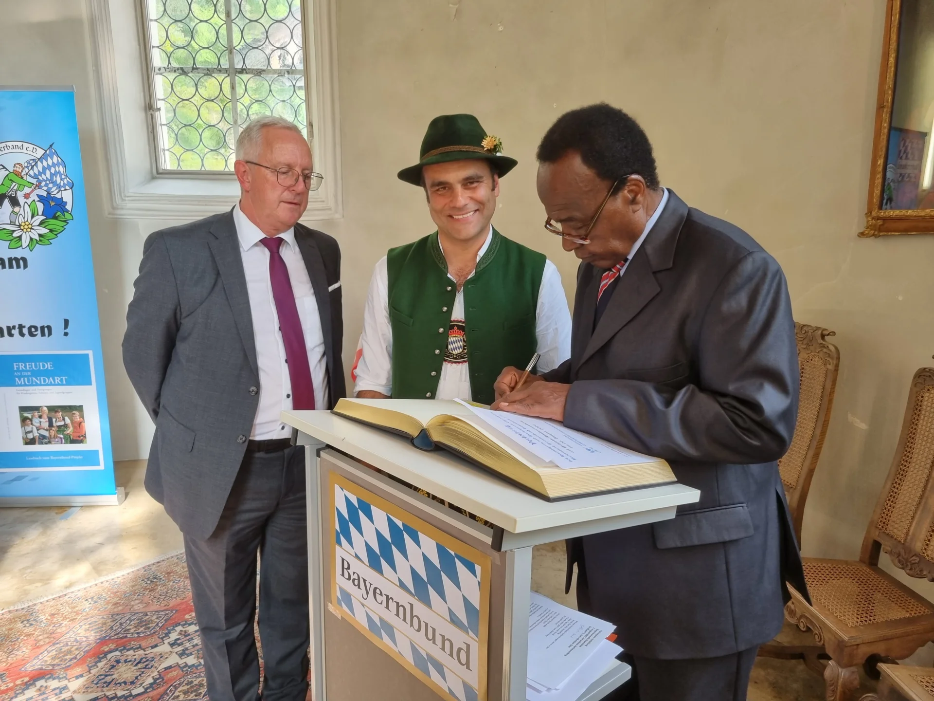 Dr. Josef Siegle (Vizepräsident der UNO-UNCAV), Alois Loferer (Bürgermeister Bad Endorf), DI Abdalla Sharief (Präsident der UNO-UNCAV) beim Eintrag ins Goldene Buch