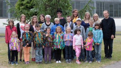 Foto zur Meldung: 20 Mitwirkende bei Rolfs Vogelhochzeit in Lübz