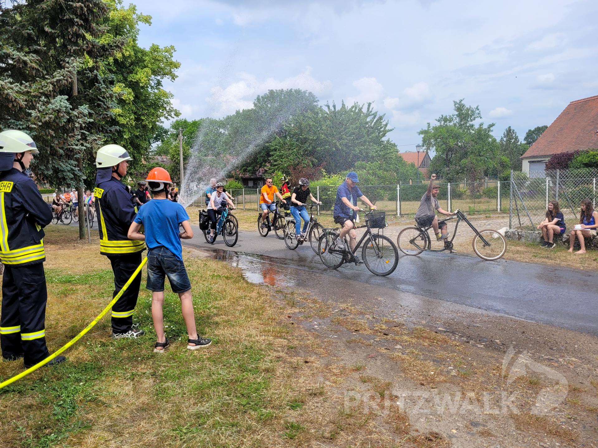 Für eine Erfrischung sorgte die Jugendfeuerwehr in Wilmersdorf. Foto: Beate Vogel