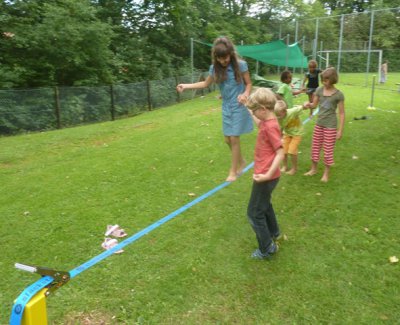 Slackline im Freien in der Kernzeit! (Bild vergrößern)