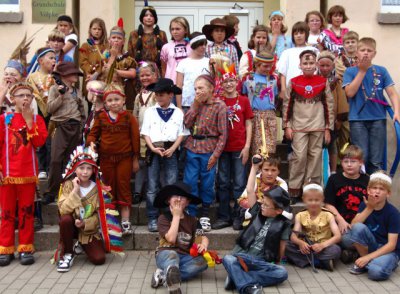 Friedenspfeife und Feuerwasser zum Schulabschied (Bild vergr&ouml;&szlig;ern)