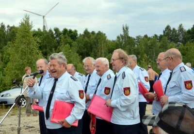 Feierstimmung im Windpark: Kostebrauer und Klettwitzer feiern zünftiges Straßenfest