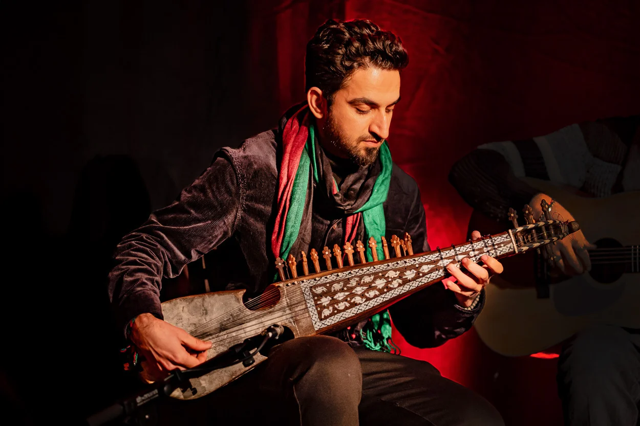Samin Zafar mit dem afghanischen Nationalinstrument Rubab.