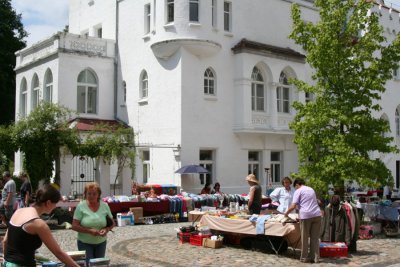 Trödelmarkt im Schloss Sinntrotz in Gehren am 22.September ab 9.00 Uhr (Bild vergrößern)