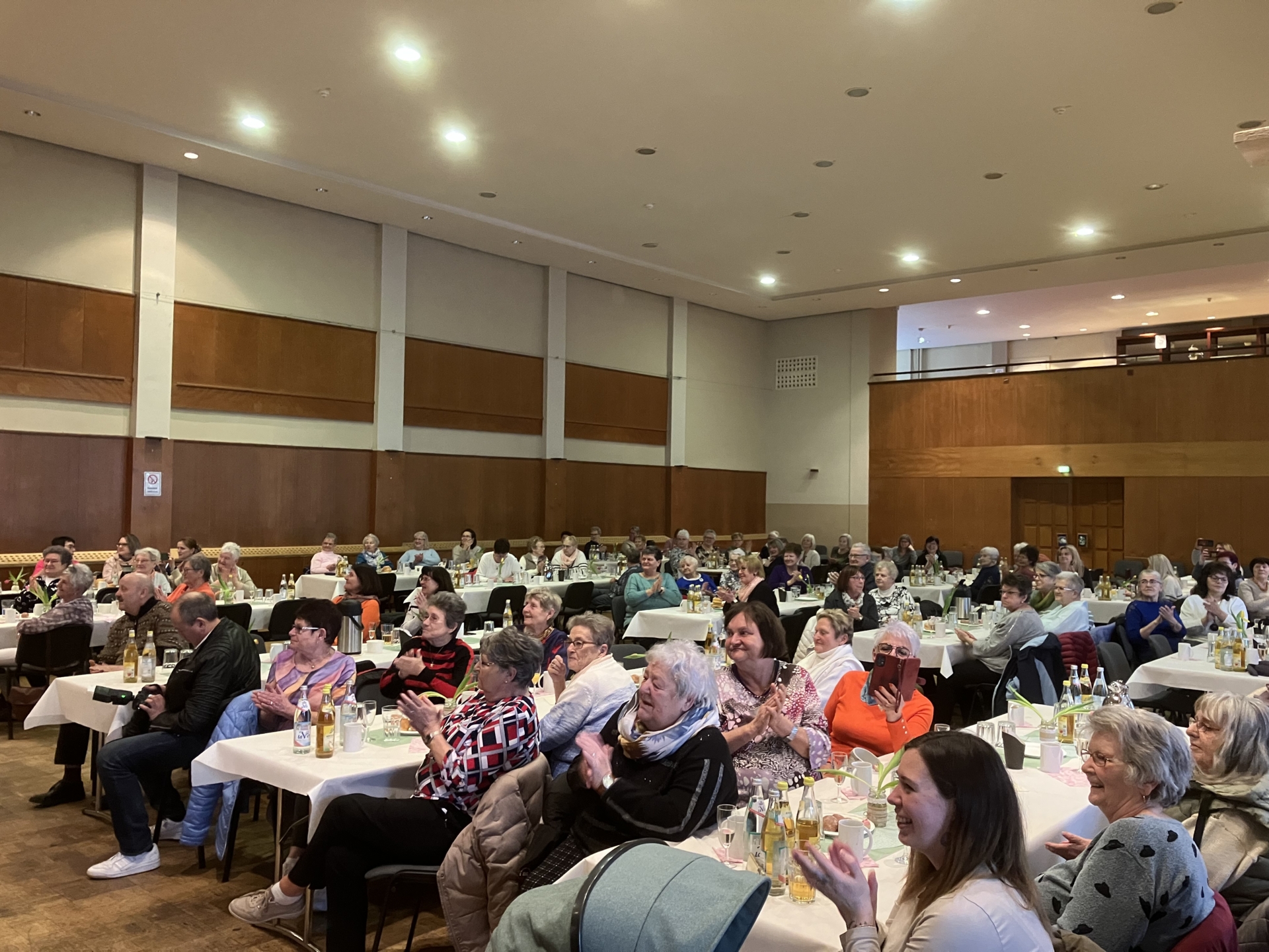 Frauentagsfeier im Kulturhaus Neuhaus - zahlreiche Gäste folgten der Einladung des Bürgermeisters