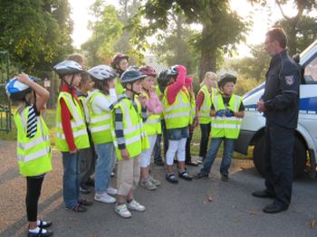 Radfahrausbildung unserer Schülerinnen und Schüler der 4. Klassen (Bild vergr&ouml;&szlig;ern)