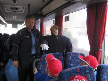 Busschule für die Sicherheit unserer Erstklässler (Bild vergr&ouml;&szlig;ern)