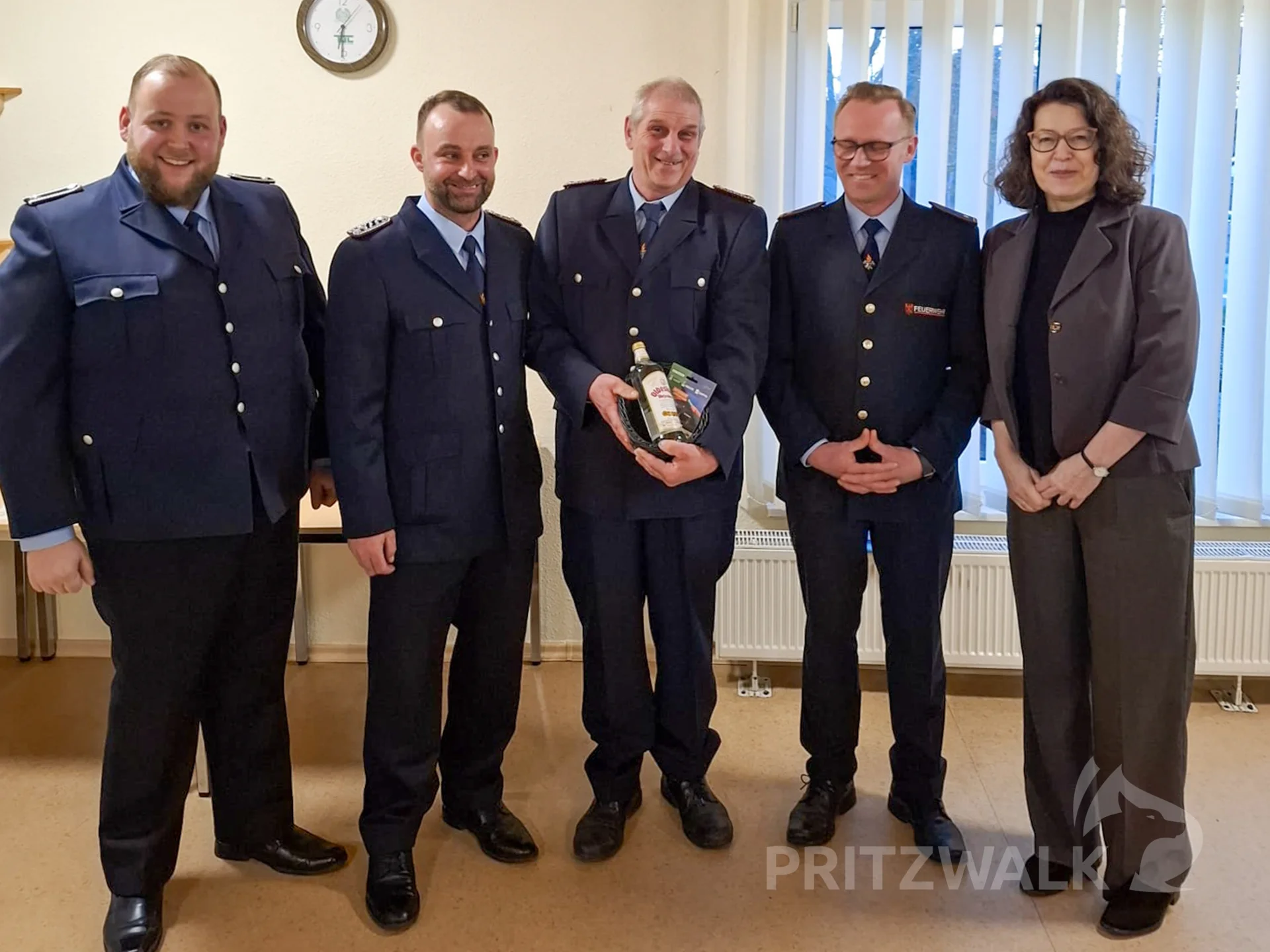 Florian Kliem (l.) folgt Torsten Zelk (M.) als stellvertreteneder Ortswehrführer in Steffenshagen. Mit im Bild: Ortswehrführer Martin Calmon (2.v.l.), der stell-vertretende Stadtwehrführer Frank Herrling (2.v.r) und Inka Czichos von der Stadt Pritzwalk. Foto: Privat
