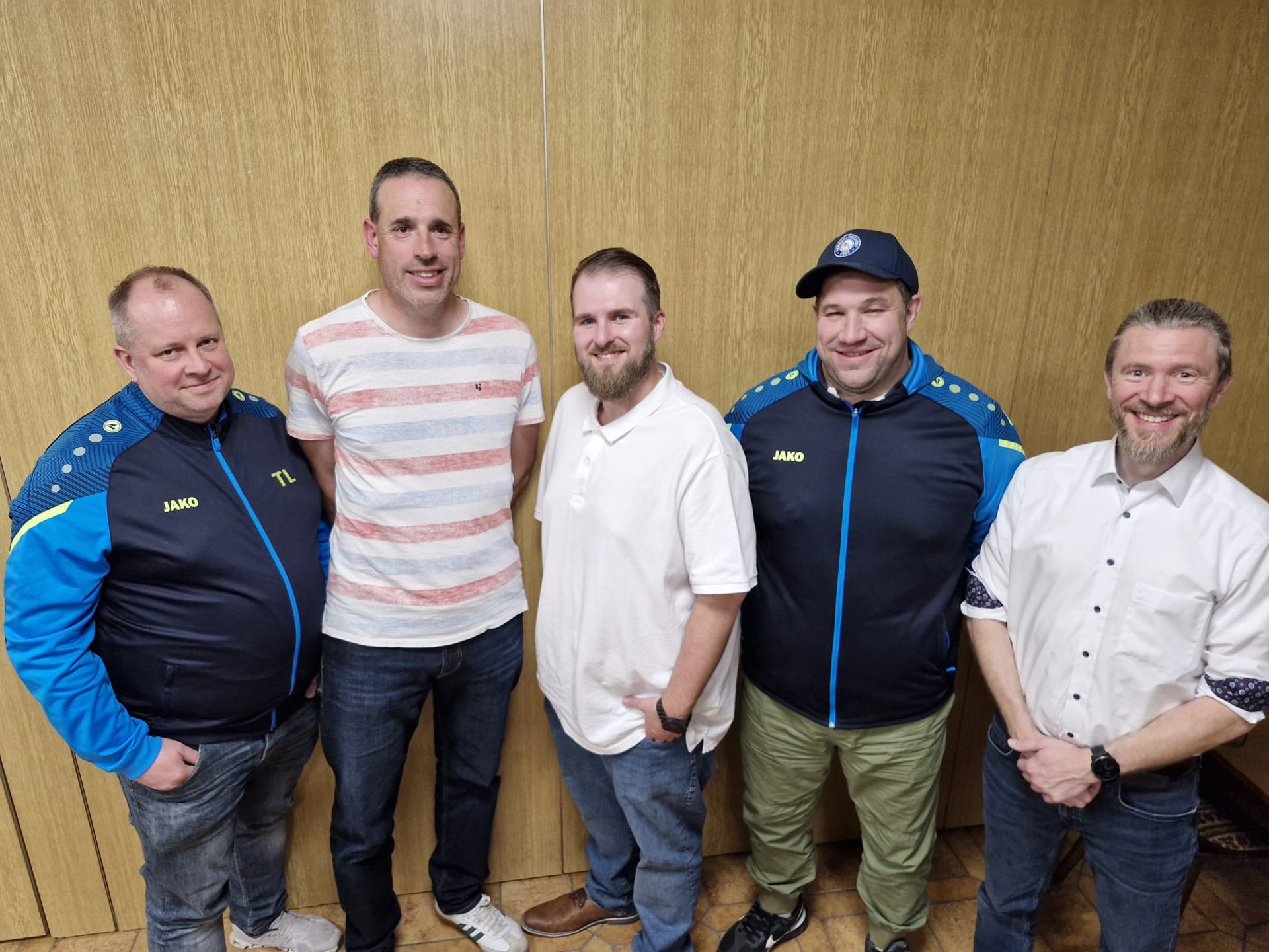 Foto von der Jahreshauptversammlung mit vl. Thomas Lüders (Beisitzer), Thomas Böhm (Beisitzer), Christian Weick (neuer 1. Vorsitzender), Heiko Gerber (2. Vorsitzender) und Manuel Winnwa (ehemaliger 1. Vorsitzender)