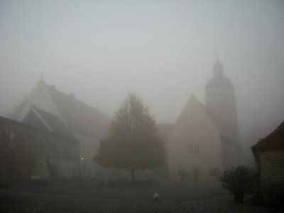 Der Herbst steht auf der Leiter und malt die Blätter an (Bild vergr&ouml;&szlig;ern)