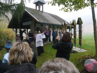 Foto zur Meldung: 30-jähriges Jubiläum zur Kapellenweihe in Viechtafell – Segnung der Totenbretter 